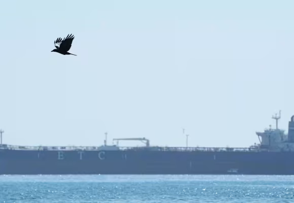 Oil falls to $98 as Saudi Arabia signals East-West pipeline reopening